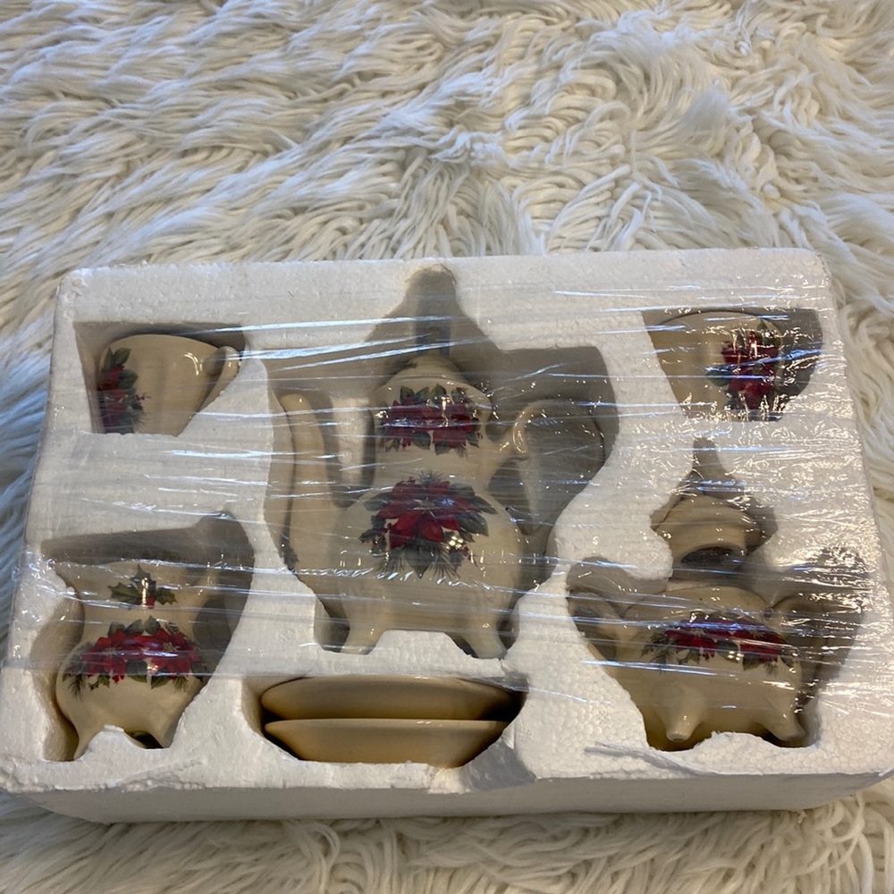 Lilly Creek Tea Set for two never been used still in box please see all photos